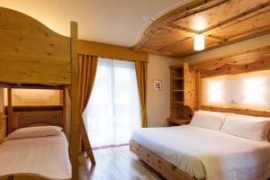 Posteľ alebo postele v izbe v ubytovaní Hotel Medil + 37 fotografií