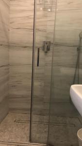 um chuveiro com uma porta de vidro na casa de banho em La stanza di Zeza em Nápoles