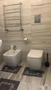 uma casa de banho com um WC branco e um lavatório. em La stanza di Zeza em Nápoles
