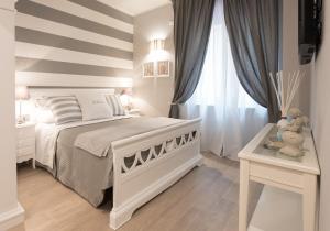 ラ・スペツィアにあるLa Bonheur, Terre Marineの白いベッドルーム(白いベッド1台、窓付)