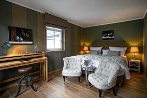 una camera da letto con un letto, due sedie e un tavolo di Hotel Kronenschlösschen a Eltville