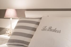ラ・スペツィアにあるLa Bonheur, Terre Marineのベッドルーム(枕、ランプ付)