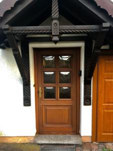 uma porta de madeira de uma casa com uma janela em Ferienwohnung Familie Tröger em Floh