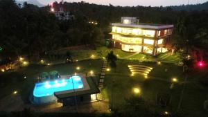 un grande edificio con piscina di fronte di LakeRose Wayanad Resort - Lake view a Kalpetta