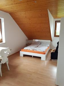 um quarto com uma cama e um tecto de madeira em Entspannungsurlaub mit Hund em Aufʼm Bühl