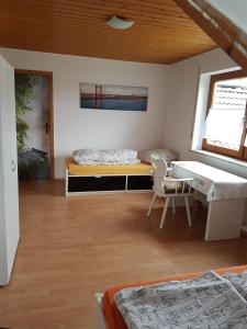 um quarto com uma secretária, uma cama e uma mesa em Entspannungsurlaub mit Hund em Aufʼm Bühl