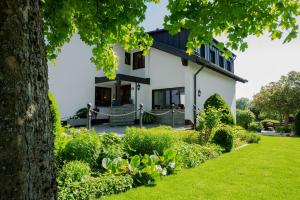 ein Haus mit Garten davor in der Unterkunft Gästehaus Prinzregent Luitpold in Bad Steben