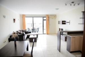 un salon avec un canapé et une table dans l'établissement Gardenia Vacation Settlement, à Sozopol