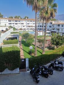 un grupo de motocicletas estacionadas al lado de un edificio en Apartamento Aquila Parque en Fuengirola