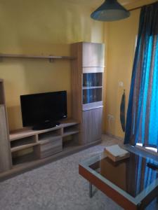 sala de estar con TV de pantalla plana en Apartamento Aquila Parque en Fuengirola