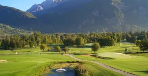 ドゥサールにあるLac d'Annecy T2 grand jardinの山を背景にしたゴルフコースの景色