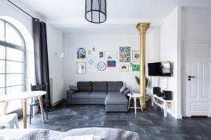 Televízia a/alebo spoločenská miestnosť v ubytovaní One Night Lofty Fabryczna + 12 fotografií