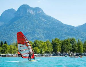ドゥサールにあるLac d'Annecy T2 grand jardinの水上帆を乗せた者 +27枚の写真