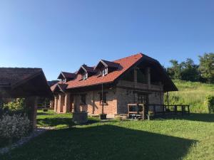 una vecchia casa in mattoni con tetto rosso di Kuća za odmor Zagorka a Zabok