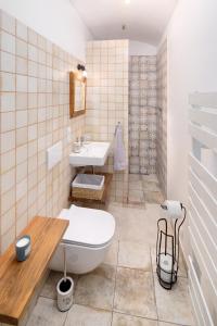 een badkamer met een toilet en een wastafel bij Apartmány Český Šternberk in Český Šternberk