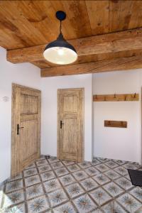 um quarto com duas portas de madeira e um tecto em Apartmány Český Šternberk em Český Šternberk