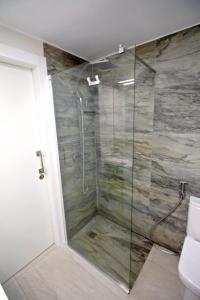 um chuveiro com uma porta de vidro na casa de banho em PRIMERA LINEA MUCHAVISTA BEACH em El Campello