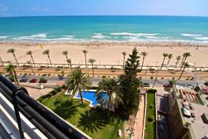 ein Blick auf den Strand vom Balkon eines Gebäudes in der Unterkunft PRIMERA LINEA MUCHAVISTA BEACH in El Campello