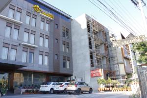 un edificio en construcción con coches estacionados frente a él en Hotel S C Residency, en Zirakpur