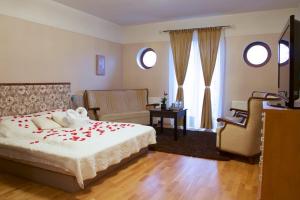 1 dormitorio con cama, sofá y TV en Hotel Radzewice, en Radzewice
