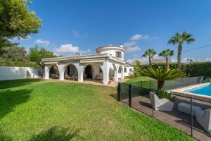 uma propriedade com uma piscina e uma casa em Myflats Villa los Pinos em El Campello