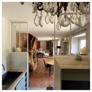 een keuken en een woonkamer met een eetkamer bij Gîte de charme au Manoir du Plessis-Quinquis in Sainte-Sève