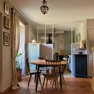 - une cuisine et une salle à manger avec une table et des chaises dans l'établissement Gîte de charme au Manoir du Plessis-Quinquis, à Sainte-Sève