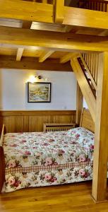een slaapkamer met een bed in een houten kamer bij Pirin Golf Hotel Private Apartments Апартаменти Планински Изгрев в Пирин Голф in Razlog