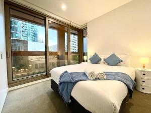 メルボルンにあるReadySet Apartments on Rose Laneの大きなベッドと大きな窓のある寝室 +98枚の写真