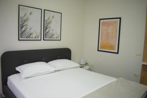 Ένα ή περισσότερα κρεβάτια σε δωμάτιο στο Feels Like Home Studio Apartments - FLH Albania