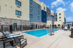 Piscina de la sau aproape de Staybridge Suites Waco South - Woodway, an IHG Hotel