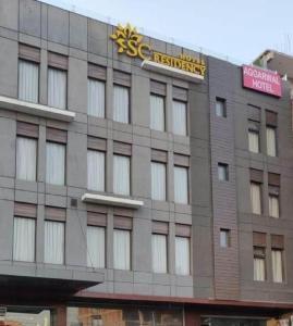 un edificio con un cartello sopra di Hotel S C Residency a Zirakpur
