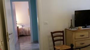 Habitación con 1 dormitorio con 1 cama y TV. en B&B Santantonio, en Crecchio