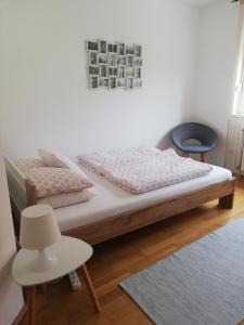 um quarto com uma cama, uma cadeira e uma mesa em Gold em Sopron