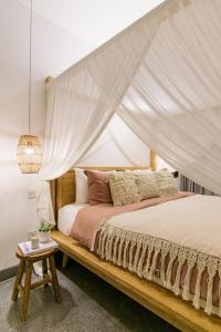 Ένα ή περισσότερα κρεβάτια σε δωμάτιο στο VILLA SOHO· Luxury & Indulgence - close to FINNS BEACH CLUB