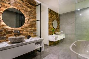 Ένα μπάνιο στο VILLA SOHO· Luxury & Indulgence - close to FINNS BEACH CLUB +18 φωτογραφίες