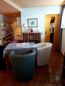 sala de estar con mesa y 2 sillas en Appartment am Egghof, en Oberperfuss