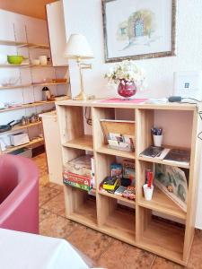 een kamer met een bureau en open planken bij Appartment am Egghof in Oberperfuss