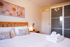 Postel nebo postele na pokoji v ubytování Central quiet self check in 1 bedroom apartment up to 4