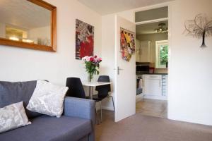 Η κουζίνα ή μικρή κουζίνα στο 1 bedroom, self check-in, central and quiet apartment up to 3 in Newbury