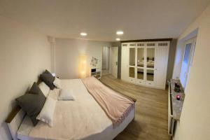Postel nebo postele na pokoji v ubytování Schöne Wohnung mit Garten beim Outletcenter 5 km