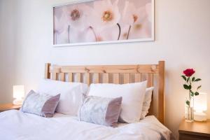 Un pat sau paturi într-o cameră la Central quiet self check in 1 bedroom apartment up to 4