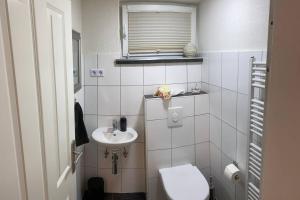 Koupelna v ubytování Schöne Wohnung mit Garten beim Outletcenter 5 km