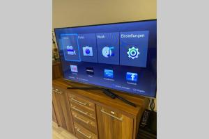TV a/nebo společenská místnost v ubytování Schöne Wohnung mit Garten beim Outletcenter 5 km
