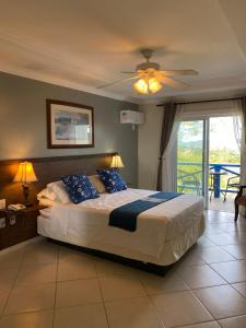 a bedroom with a bed with a ceiling fan at Top de Buzios Boutique Hotel & Spa in Búzios