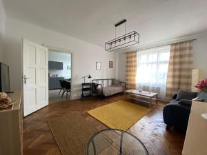 uma sala de estar com um sofá e uma mesa em Apartman Xaveriova em Praga