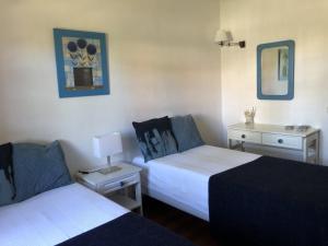 Un dormitorio con dos camas y una mesa con lámpara. en Alsouk, en Vilamoura 31 fotos más