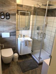 ห้องน้ำของ Exklusive moderne 2 Zi. Wohnung in ruhiger Lage