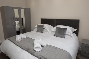 A bed or beds in a room at Pembroke Self Catering Apartments
