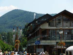un edificio con gente parada frente a él en Luksusowy apartament w Ustroniu, en Ustroń